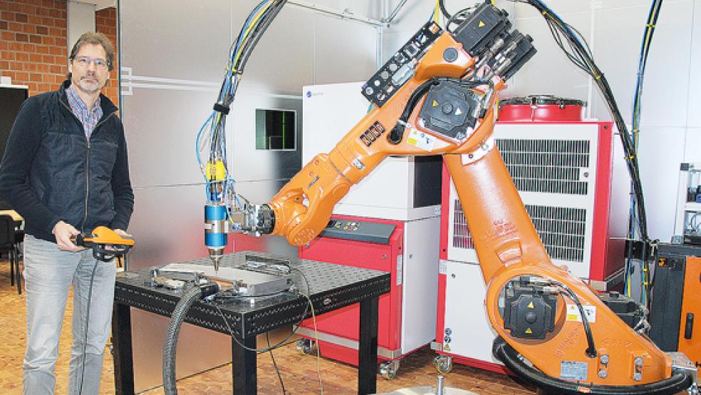 Professor Schüning freut sich über die neue Anlage in seinem Labor.  © Foto: Hochschule Emden/Leer