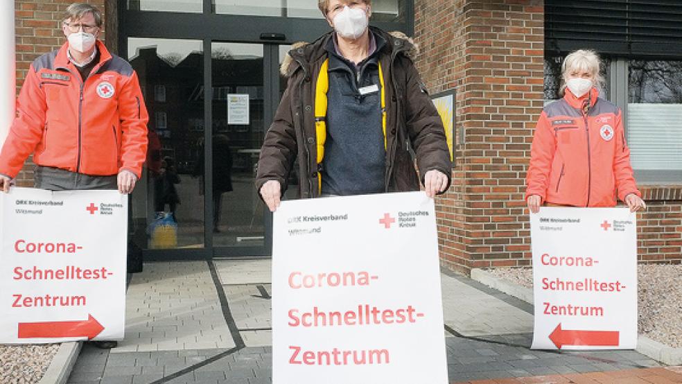 Kreisgeschäftsführer Hans-Günther Kirchhoff, Dr. Anja Behnke (Gesundheitsamt des Landkreises Wittmund) und Bettina Fejes (DRK, von links), freuen sich über den Start des Schnelltest-Zentrums.  © Foto: Klöker/Landkreis Wittmund