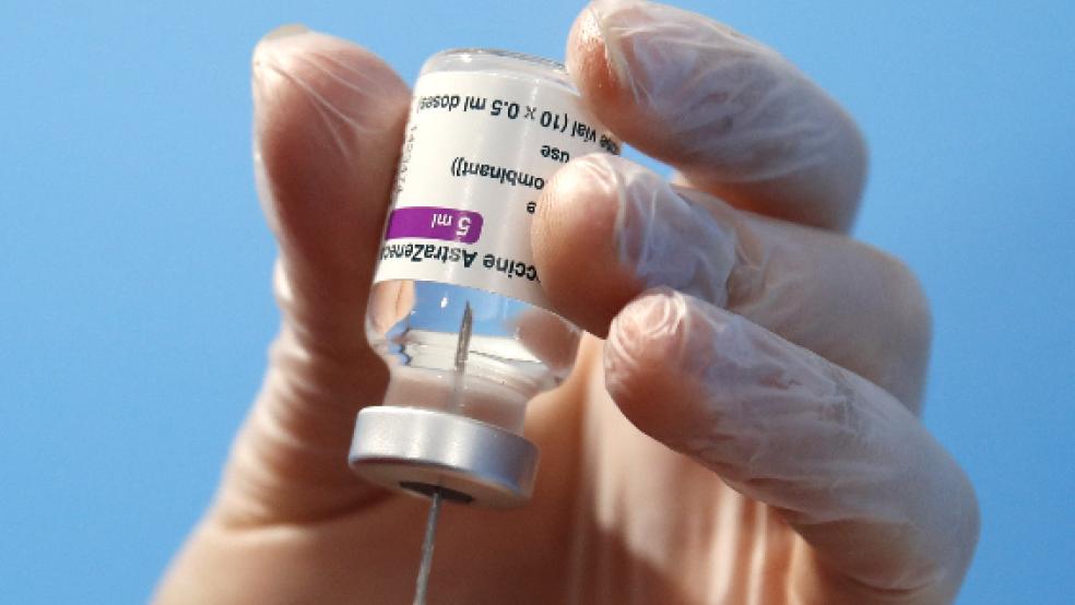 Der Impfstoff des schwedisch-britischen Herstellers Astra Zeneca wird seit dieser Woche auch im Klinikum und im Borromäus-Hospital in Leer verwendet. © Foto: Tarantino (dpa)