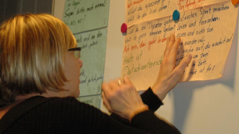 Sprach- und Integrationskurse - wie hier im Dezember 2019 unter der Leitung von Gaby van der Laan in Weener - sind wegen der Corona-Verordnungen nicht in Präsenzform möglich. © Archivfoto: Szyska