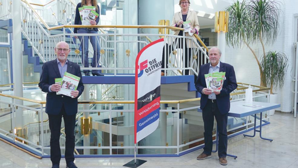 »Kinder für die Gefahren im Straßenverkehr sensibilisieren«: Der Gebietsbeauftragte der ostfriesischen Verkehrswachten Hajo Reershemius (unten links) und sein Auricher Vertreter Hans-Friedel Walter sowie Brandkassen-Pressesprecherin Signe Foetzki (Brandkasse) und Schulleiterin Claudia Wilting (oben links) präsentieren das neue Unterrichtsmaterial.  © Foto: Jürgens