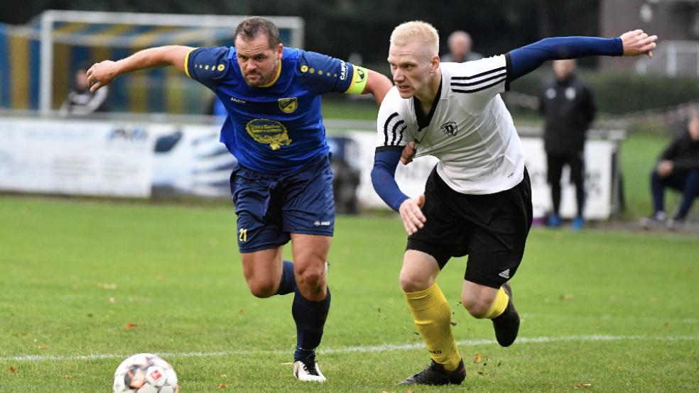 Peter Landel (links) und der TuS Weener haben erst vier Partien gspielt - eines davon war der 2:1-Sieg gegen den SV Jheringsfehn/Stikelkamp/Timmel. Der TuS ist eins von zwei Rheiderländer Herren-Teams auf Kreisebene mit zwölf offenen Spielen.  © Foto: Bruins