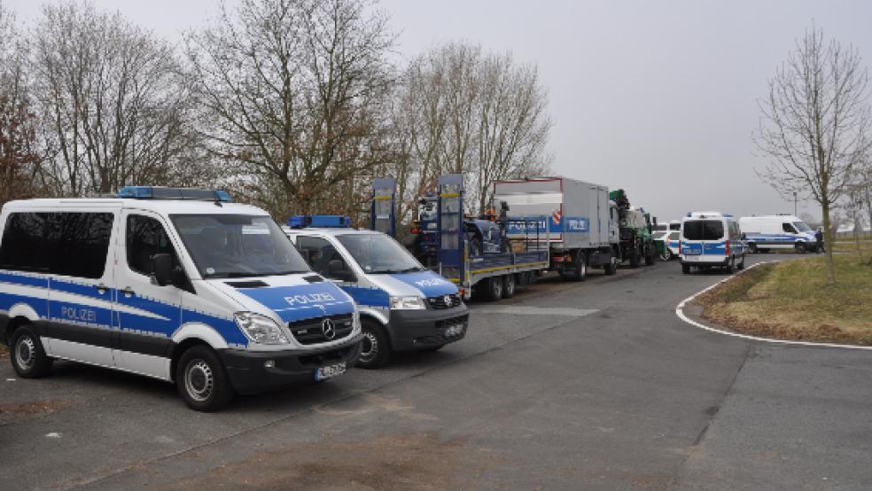 Zahlreiche Polizeifahrzeuge postierten sich auf Bingumer Emsseite während der Schiffsüberfahrt. © Wolters
