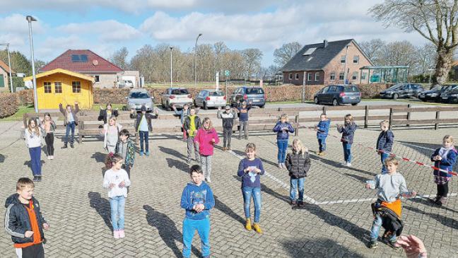 Grundschüler ohne Gesang - aber mit Gebärdensprache