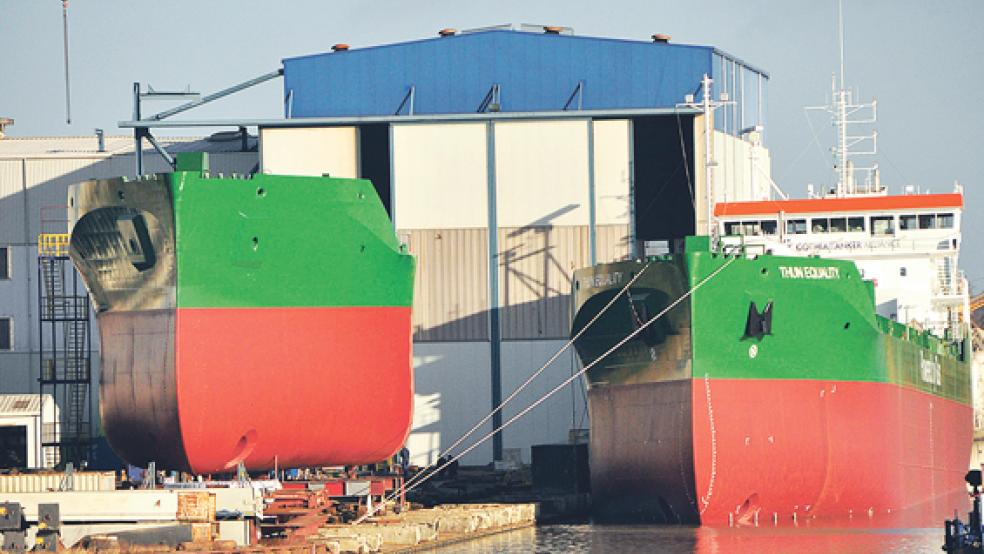 Zwei »Schwestern«: Rechts die »Thun Equality«, die am 19. März auf der Ferus Smit-Werft vom Stapel lief. Links der noch namenlose nächste Tanker-Neubau.  © Foto: Wolters