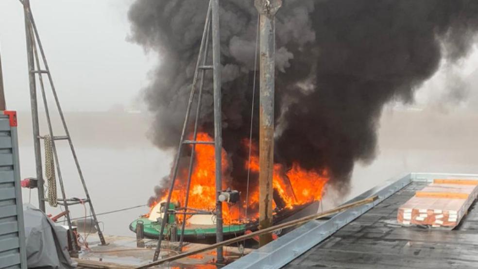 Lodernde Flammen schlug aus dem Boot. © Feuerwehr Wittmund