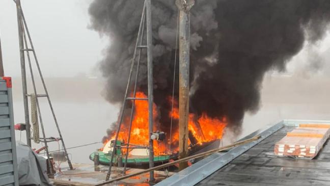 Arbeitsboot lichterloh in Flammen
