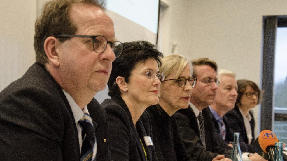 4. März 2020: Bei einer Pressekonferenz im »Mariko« in Leer erläutern Vertreter der Landkreise Leer und Emsland sowie des Marien Hospitals in Papenburg die näheren Umstände zum ersten Corona-Fall im Kreis Leer. © Hanken