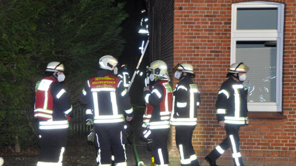 Die Feuerwehren Leer und Bingum waren in der Nacht an der Hajo-Unken-Straße in Leer im Einsatz. Sie löschten ein brennendes E-Bike, die Flammen hatten bereits auf das Dach eines Hausanbaus übergegriffen.  © Foto: Wolters