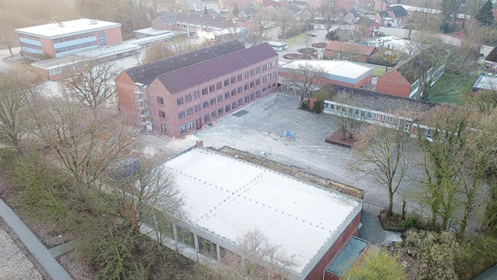 Hier ein Blick aus der Vogelperspektive auf den Schulkomplex der Oberschule an der Wiesenstraße mit der alten Zweifeld-Turnhalle.  © Foto: Bruins