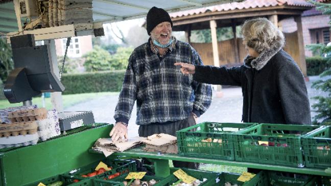 Seelsorge und Klopapier vom rollenden Wochenmarkt
