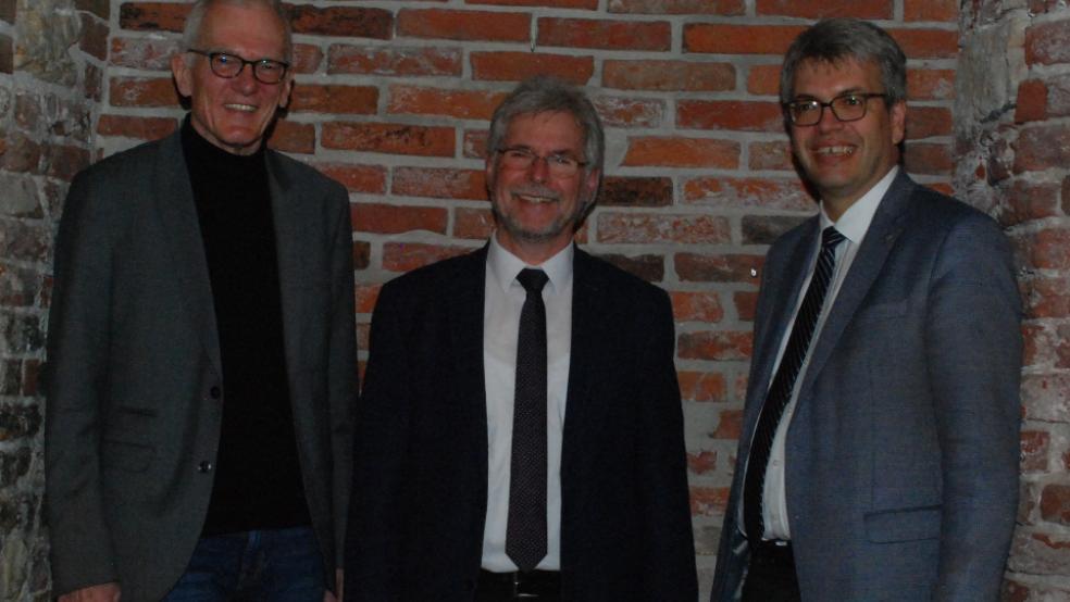 Präses Norbert Nordholt, Kirchenpräsident Dr. Martin Heimbucher und Vizepräsident Helge Johr (von links) nehmen mit dem gesamten Moderamen heute und morgen in der Johannes a Lasco Bibliothek in Emden an der digitalen Synode teil.  © Foto: Kuper