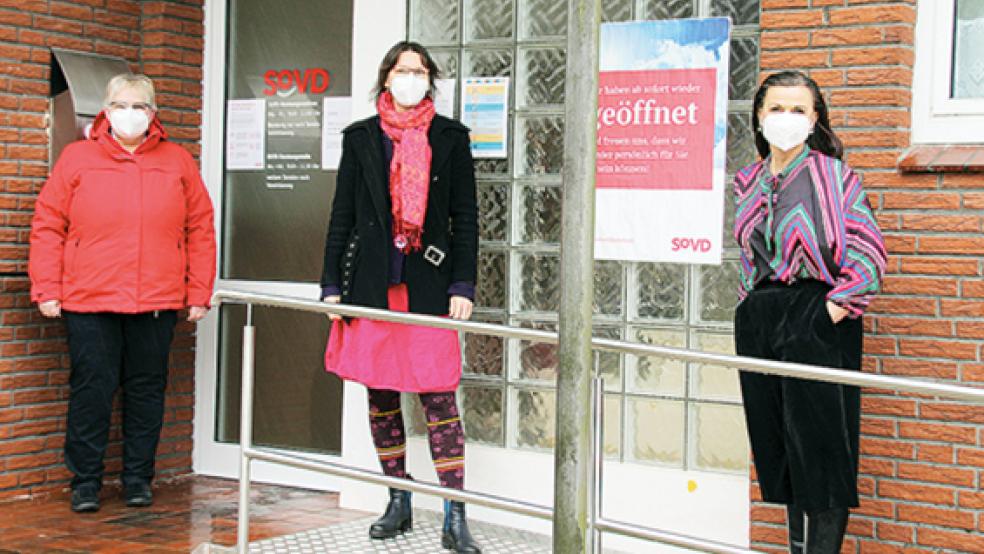 Hildegard Hinderks (links) und Gitta Connemann (rechts) informierten sich bei Carmen Aretz über die Arbeit der Teilhabeberatung.  © Foto: privat