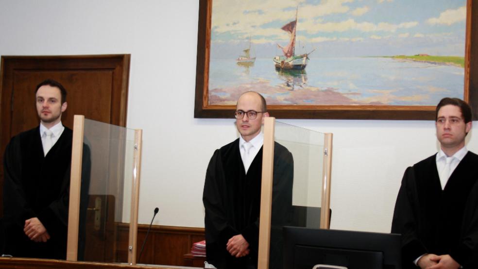 Unter dem Vorsitz von Richter Björn Raap (Mitte) wird am Schwurgericht in Aurich verhandelt. © Foto: Ricken