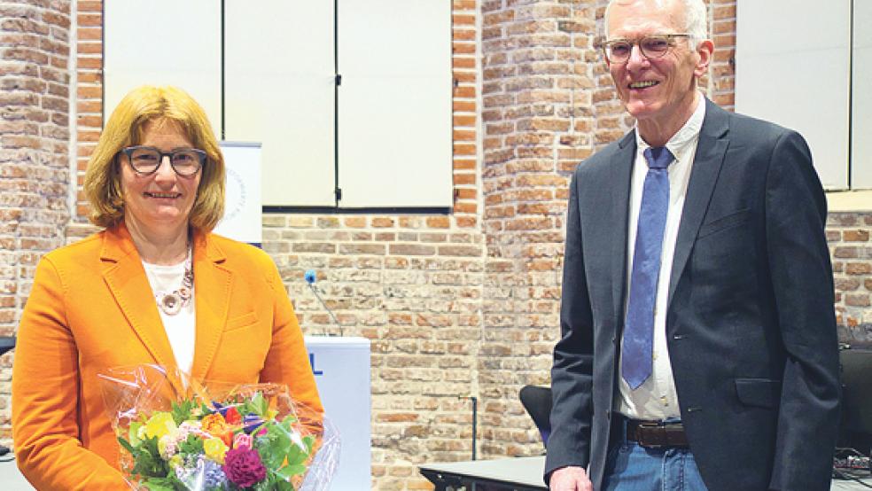 Die 54-jährige Theologin Dr. Susanne Bei der Wieden ist neue Kirchenpräsidentin der Evangelisch-reformierten Kirche, Präses Norbert Nordholt gratulierte mit Blumen.  © Foto: ERK