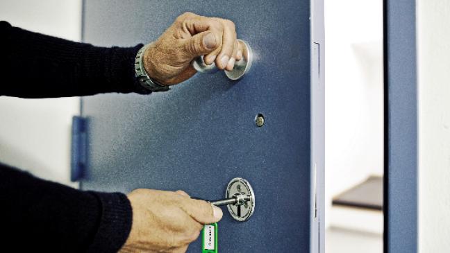 Handschellen klicken am Bahnhof in Leer