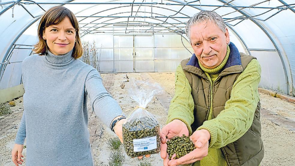 Geballte Algenkraft abzugeben: Dr. Katharina Mohr und Gerhard van Hoorn mit dem Ökowerk-Dünger.  © Foto: Hasseler