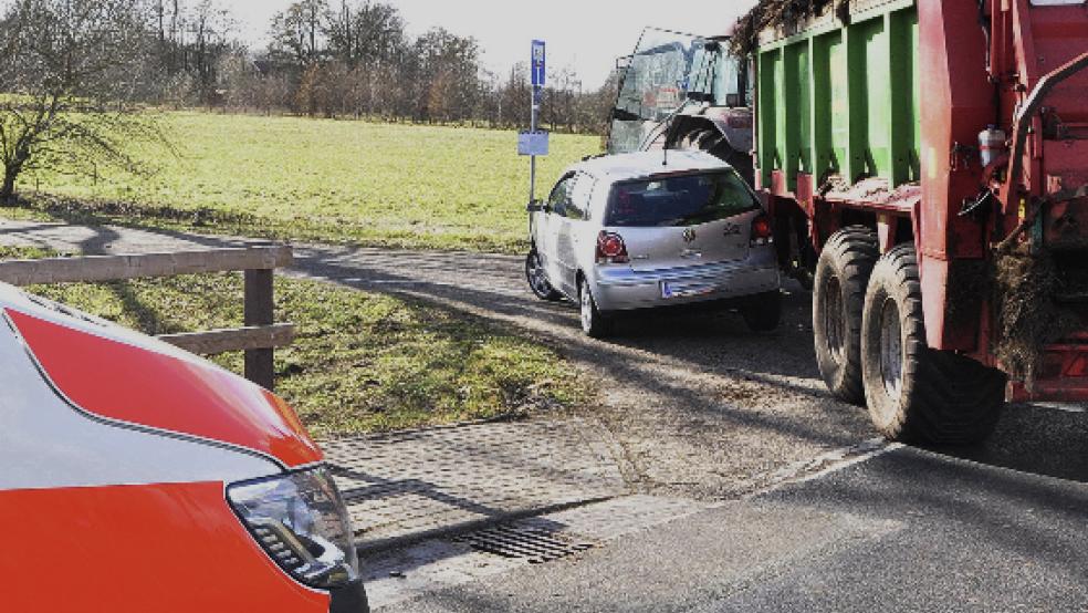 Beim Zusammenstoß eines VW mit einem Traktor wurde die 22-jährige Autofahrerin schwer verletzt. © Wolters