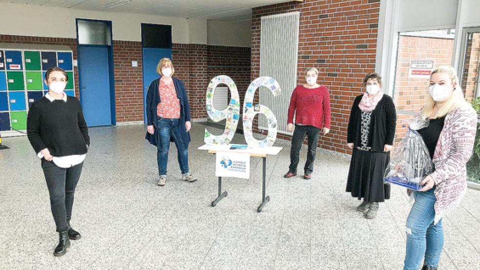Lehrerin Anke Chudzinski-Schubert, Schulleiterin Ulrike Janssen sowie die Lehrerinnen Heike Focken, Susann Krebes und Wiebke Rademacher (von links) freuten sich auf den 96. Geburtstag von Albrecht Weinberg, dem Namensgeber des Rhauderfehner Gymnasiums.  © Foto: Ammermann