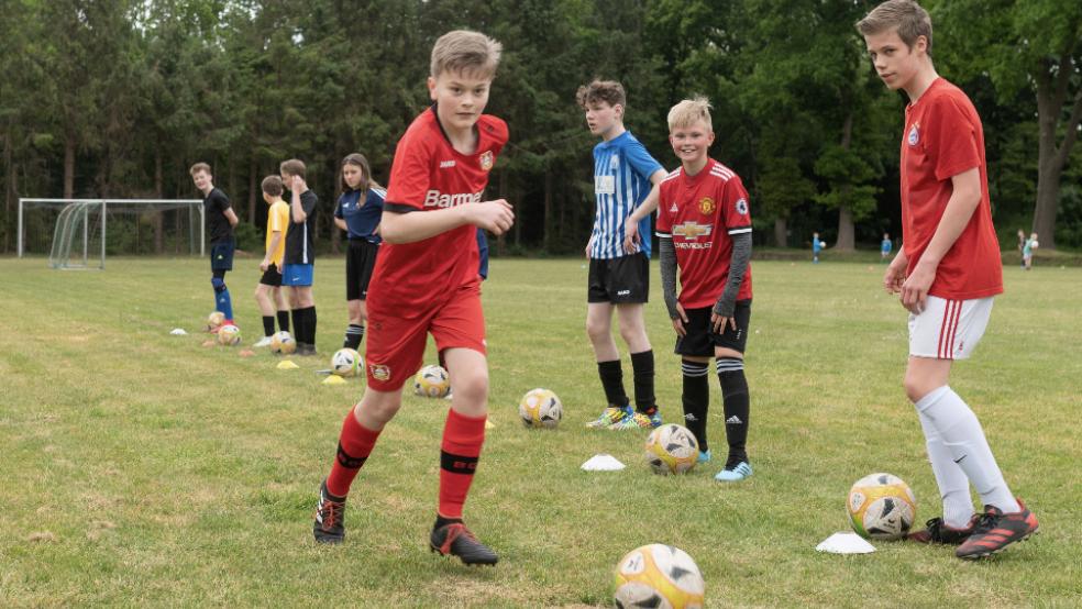 Mit Abstand haben die D-Jugend-Fußballer des TuS Weener im Mai vergangenen Jahres erstmals wieder trainiert. Wie es nun weitergeht, ist noch unklar.  © Foto: Bruins