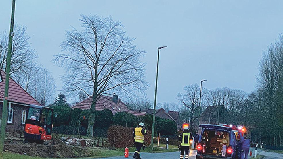Ein Bagger hatte auf einem Privatgrundstück in Ochtelburg eine Gashauptleitung beschädigt. Die Feuerwehr sicherte die Schadensstelle bis zur Reparatur des Lecks ab.  © Foto: Feuerwehr