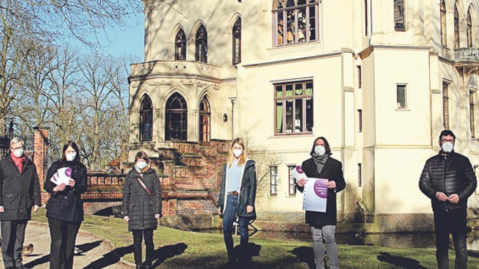 Das Schloss Evenburg mit dem benachbarten Meierhof in Loga bildet einen der »wunden Punkte«, an denen Passions-Andachten gehalten werden. Auf die Veranstaltungsreihe machten (von links) Pastor Christoph Herbold, Superintendentin Christa Olearius, Pastorin Silvia Köhler, Pastorin Ina Jäckel, Historiker Burghardt Sonnenburg und Pastor Thomas Jäckel aufmerksam.  © Foto: privat