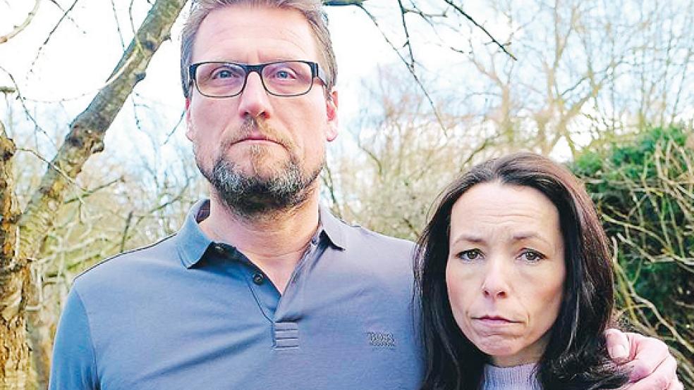 Stephan und Bianca van Grieken mit einem Bild von ihrem vergifteten Hund Kalle.  © Foto: Hasseler