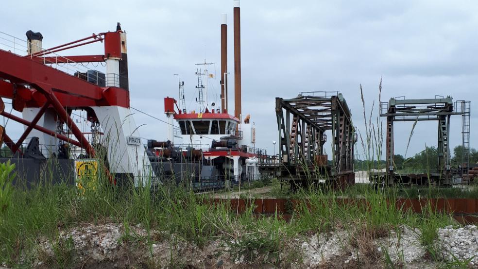 Das ausgebaute Mittelsegment der Friesenbrücke liegt seit fünf Jahren auf einem Gelände der Baufirma Bunte in Papenburg. Bis zum Schiffsunfall vom 3. Dezember 2015 hatte für Überführungen von Kreuzfahrtschiffen der Meyer Werft ausgehängt werden müssen. © Foto: privat