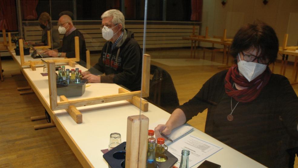Getrennt durch kleine Plexiglas-Stellwände, die der Bauhof hergestellt hat (von rechts): Chefsekretärin Monika Zuidema, der Ausschuss-Vorsitzende Walter Eberlei, Bürgermeister Hans-Peter Heikens und Fachbereichsleiterin Christiane Dorenbos. © Foto: Szyska