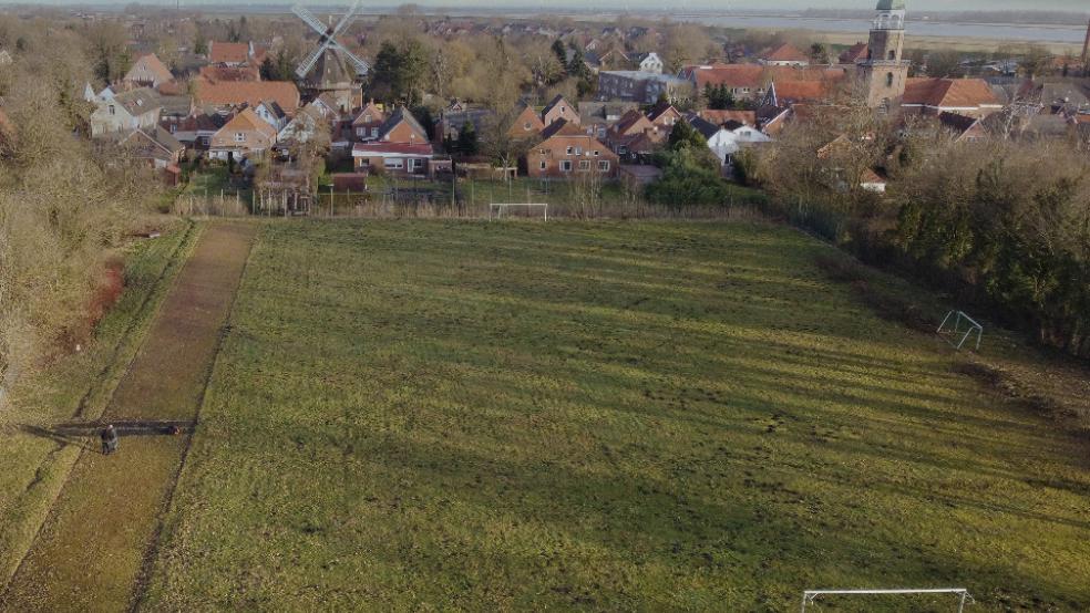 Der über Jahre ungepflegte Sportplatz der Carl-Goerdeler Schule in Jemgum soll für den Schul- und Vereinssport saniert werden. Das kündigt der Landkreis Leer gegenüber der RZ an. © Foto: Bruins