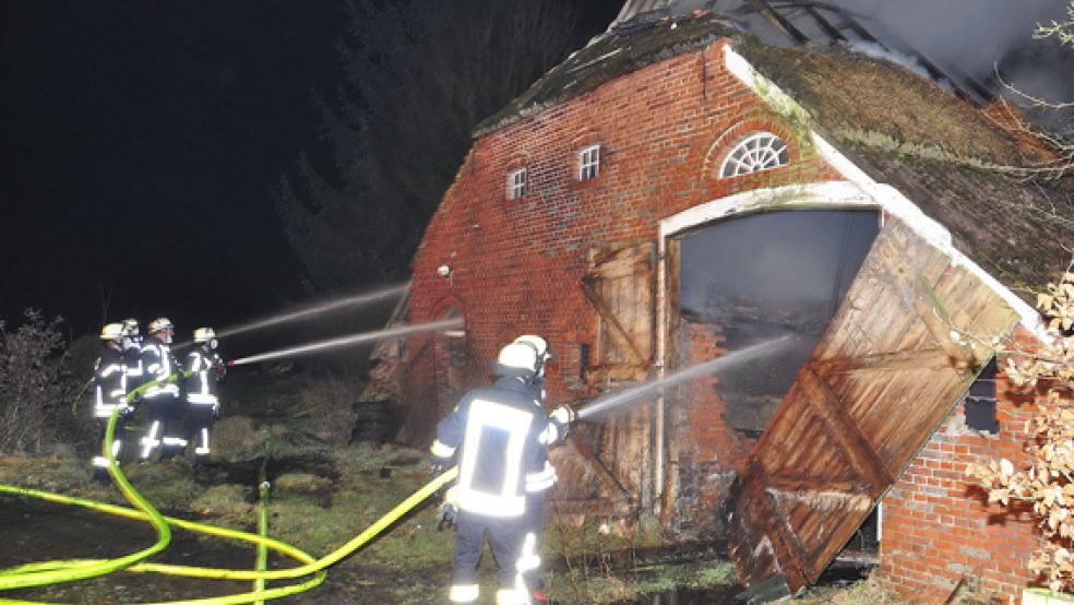 Die Feuerwehr war mit einem Großaufgebot in der Nacht im Einsatz, um das brennende Hofgebäude zu löschen.  © Foto: Wolters