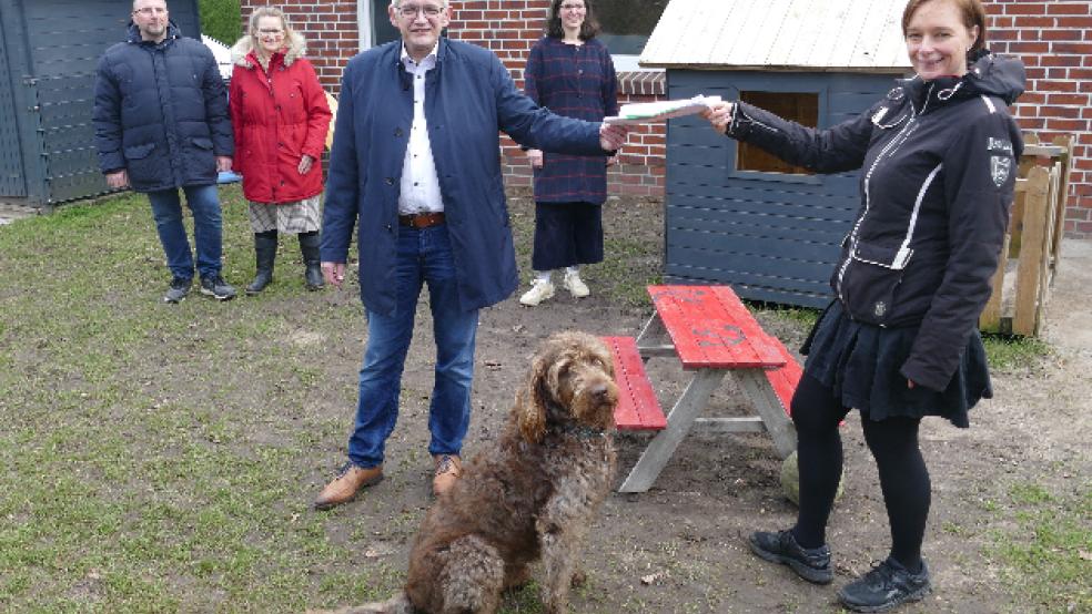 Landrat Olaf Meinen (vorne links) bekam die Unterschriftenliste im Garten der Sprecherin des Auricher BvK-Regionalverbandes, Regina Helmerichs, (rechts daneben) überreicht. Unterstützt wurde sie dabei von Alfred und Karoline Reck sowie Rena Krist vom provisorischen Kreiselternrat. © Foto: Jürgens