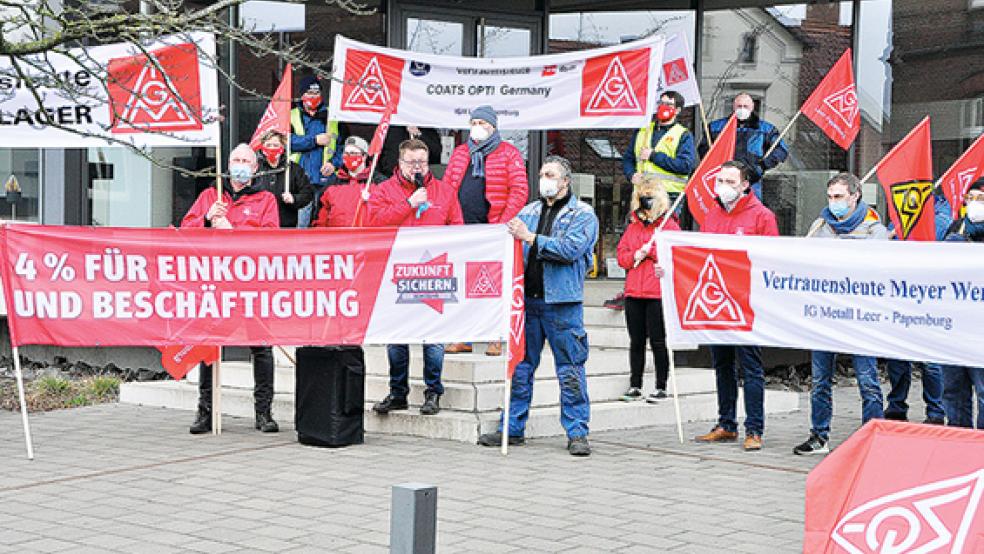 Anfang März demonstrierte die Mitglieder der IG Metall vor dem Gebäude der Leda Werke in Leer. Gestern fand dort der erste Warnstreik der Region in der aktuellen Verhandlungsrunde im Tarifstreit statt.  © Foto: Wolters