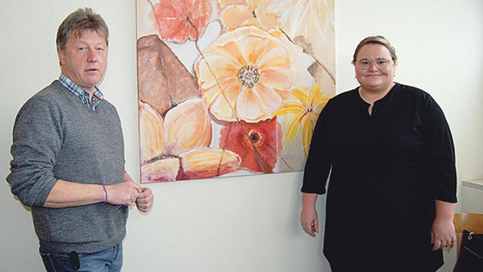 Andreas Cramer - Leiter des Altenzentrums Rheiderland - mit seiner Kollegin Meike Janssen vom »Lebenshuus« in Bunde. Für das Foto wurden die Masken kurz abgenommen, wobei beide täglich auf das Corona-Virus getestet werden.  © Foto: Hoegen