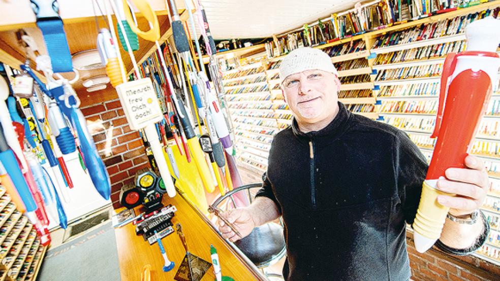 Minensucher: Sammler Gerd Reck steht mit einem überdimensionalen Kugelschreiber inmitten seiner Sammlung in seinem Haus.  © Fotos: Dittrich (dpa)
