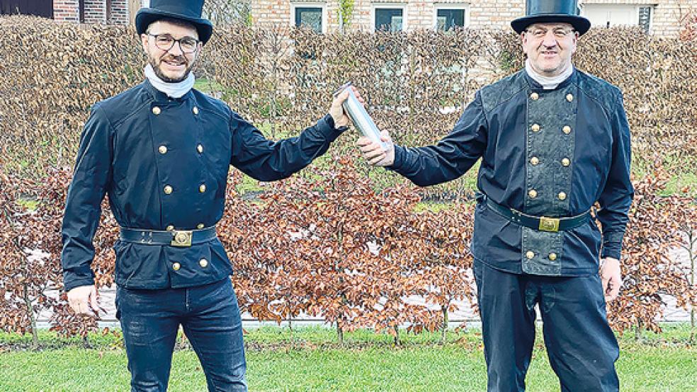 Zum Jahreswechsel erhielt Reno Janssen (links) von Friedrich Lüpkes einen gravierten Staffelstab überreicht.  © Foto: Innung