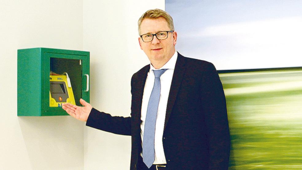 Joachim Fecht, Vorstandsmitglied der Ostfriesische Volksbank, freut sich über die neuen Lebensretter in den Geschäftsstellen.  © Foto: OVB