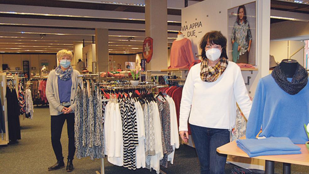 Bei Tido Müller ist die Ladentür offen, bis zu 15 Kunden können im Bunder Textilhaus gleichzeitig stöbern. Im Bild links Tanja Cloppenborg, rechts Doris Müller.  © Foto: Hoegen