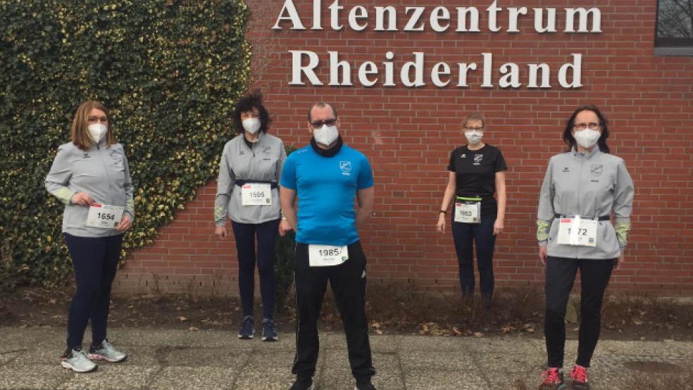 Das Team des Altenzentrums Rheiderland bilden Silke Buntjer (von links), Anneliese Spundflasche, Hendrik Niessit, Kerstin Brink und Gerlind Beekmann. Sie sind auch Teil der Laufgemeinschaft von Teutonia Stapelmoor. © Foto: privat