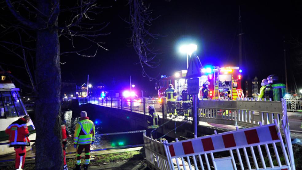 Im Leeraner Hafen - nahe der Dr.-vom-Bruch-Brücke - wurde gestern Abend eine Leiche entdeckt.  © Foto: Wolters