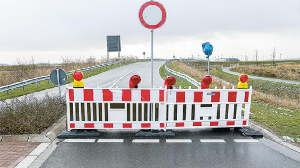 Seit 2017 war die neue Umgehungsstraße in Bensersiel gesperrt. Jetzt ist sie freigegeben.  © Foto: Assanimoghaddam (dpa)