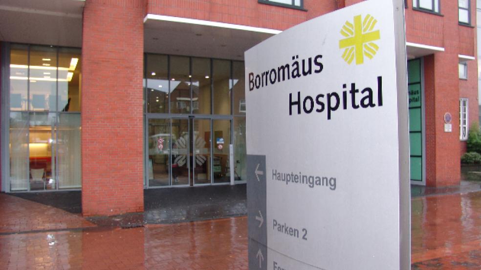 Aufgrund mehrerer Covid-19-Infektionsgeschehen im Borromäus Hospital Leer fährt das Krankenhaus seinen Betrieb herunter.  © Boelmann (Archiv)