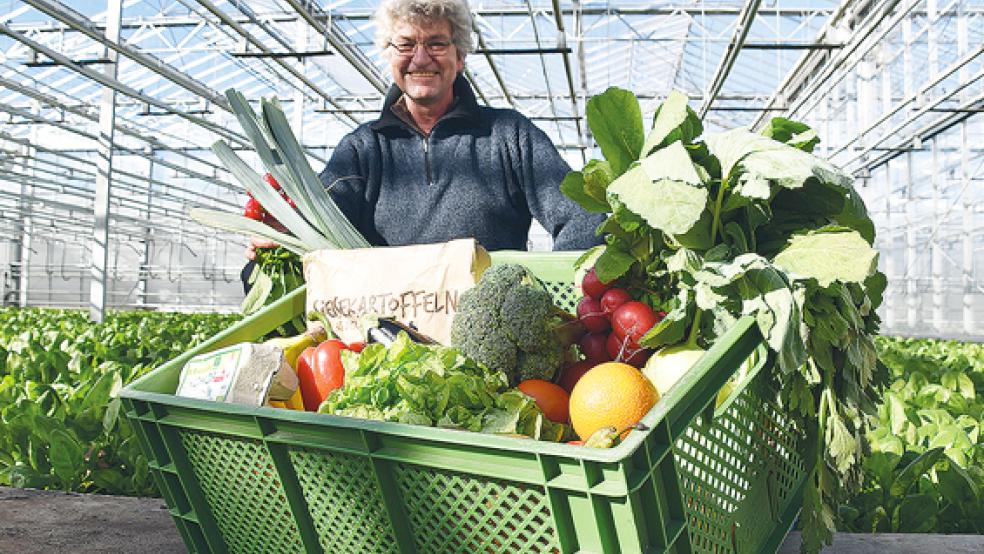 Gärtner Klaus Jasper zeigt eine Ökohof-Kiste mit verschiedenen Obst- und Gemüsesorten. Sehr viele davon werden in den Gewächshäusern und auf den landwirtschaftlichen Flächen des Papenburger Ökohofes angebaut und geerntet, einige Produkte werden aber auch von zertifizierten Betrieben zugekauft.  © Foto: Ammermann
