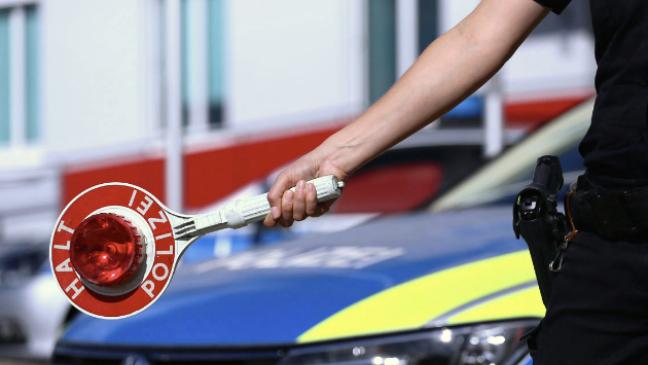 Mit gefälschtem Führerschein und unter Drogen