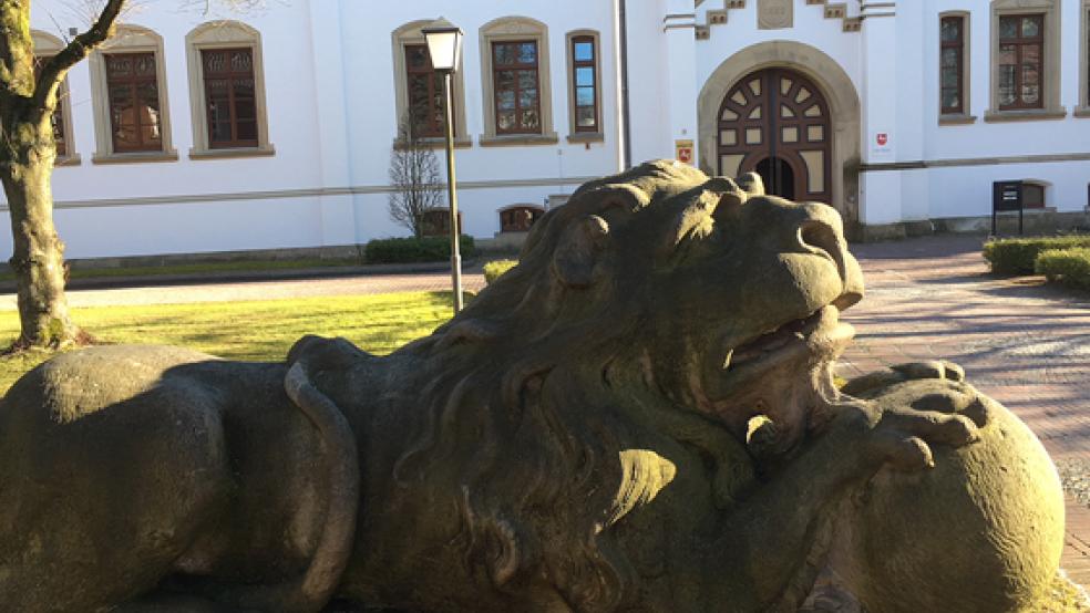 Das Landgericht Aurich verurteilte einen 22-Jährigen wegen einer tödlichen Messerattacke an einer Wiesmoorer Tankstelle zu einer lebenslangen Freiheitsstrafe.  © Foto: Boelmann