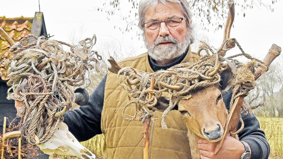 Jäger Uwe Gölnitz hat die mit Draht und Tauen verknoteten Hirschgeweihe zu Anschauungszwecken präparieren lassen.  © Foto: Dirks