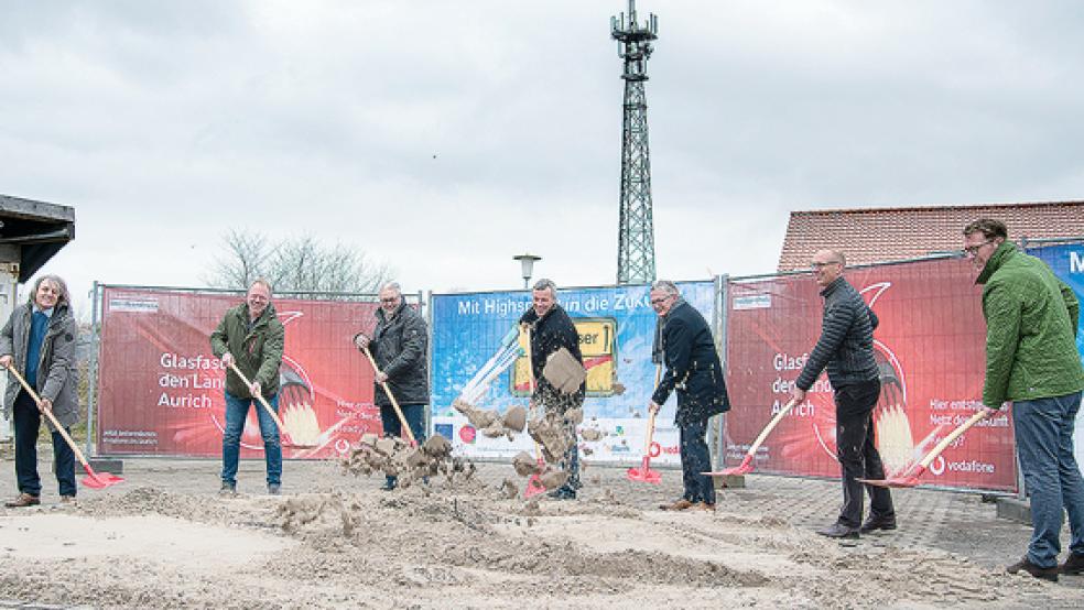 Aurich Landrat Olaf Meinen (dritter von rechts), Stefan Muhle (rechts) und Jürgen Raith (zweiter von rechts) gaben mit dem ersten Spatenstich den Startschuss für den Ausbau des Breitbandnetzes in Landkreis Aurich.  © Foto: Landkreis Aurich