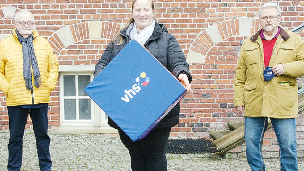 Der VHS-Vorstandsvorsitzende Jörg Furch, die neue VHS-Leiterin Raphaela Huber und der stellvertretende VHS-Vorsitzende Hans Fricke bei der Begrüßung. .<br />  © Foto: VHS