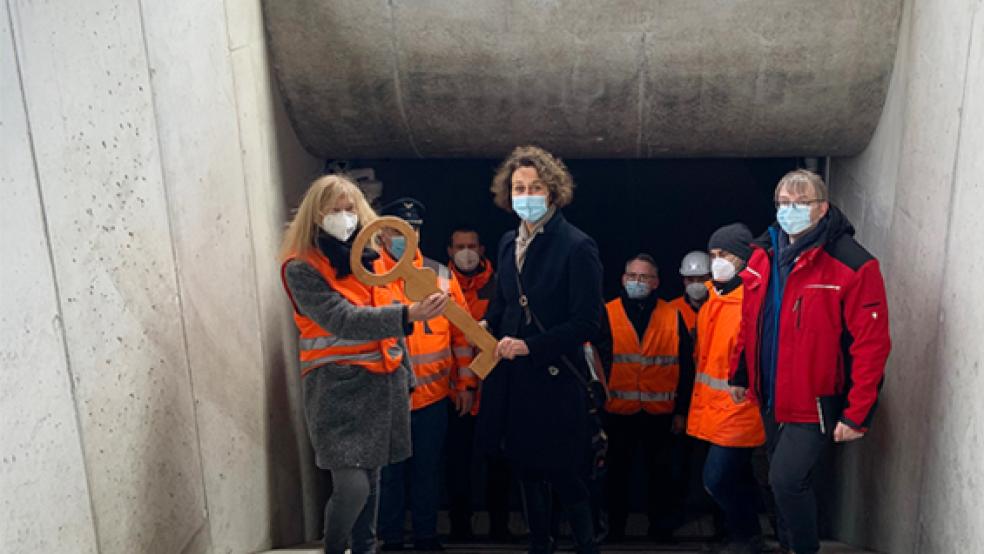 Übergabe: Angelika Bombelka, Projektverantwortliche der DB Netz AG (links) überreicht den symbolischen Schlüssel an Bürgermeisterin Beatrix Kuhl.  © Foto: Stadt Leer