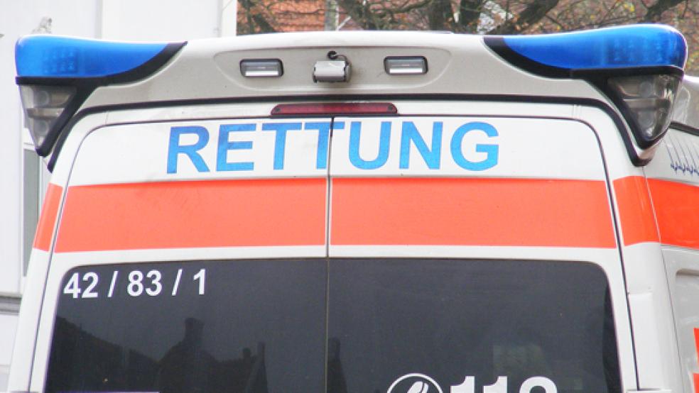 Der Mann wurde zwischen einem Anhänger und einer Stallwand eingeklemmt. © Foto: Szyska